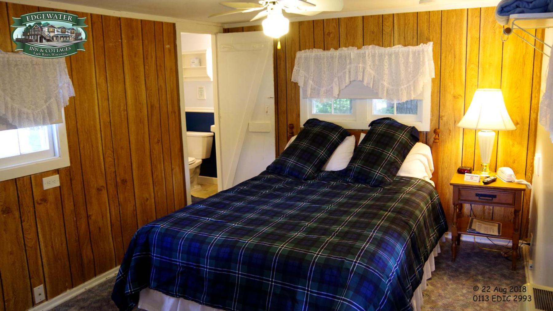Edgewater Inn & Cottages Ийгъл Ривър Стая снимка